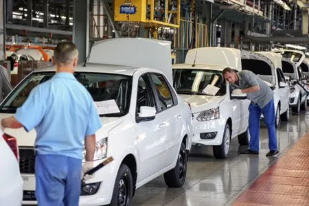 "АвтоВАЗ" более чем четверть увеличил продажи автомобилей Lada в РФ в августе