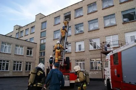 Белгородские спасатели провели пожарно-тактические учения в одной из школ Белгорода