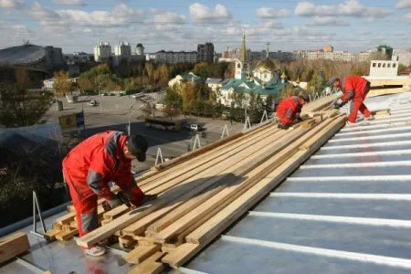 Подрядная организация бросила капремонт кровли в нескольких городах Костромской области