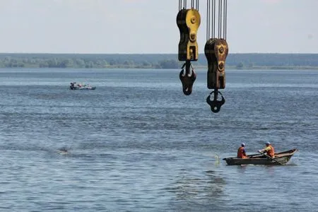 Разбившийся у побережья Шпицбергена вертолет Ми-8 поднимут с помощью плавучего крана