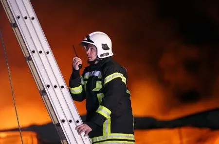 Два человека пострадали на пожаре в оренбургской многоэтажке, более 20 жильцов эвакуированы