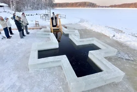 Порядка 600 человек окунулись в прорубь в Новом Уренгое