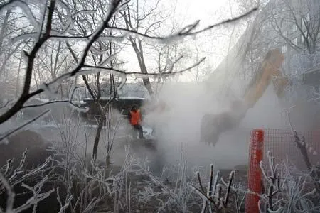 Разлив холодной воды произошел на улице Плеханова в Москве