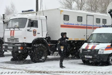 Вахтовиков, оказавшихся "в снежном плену" на дороге в Красноярском крае, пересаживают на технику высокой проходимости