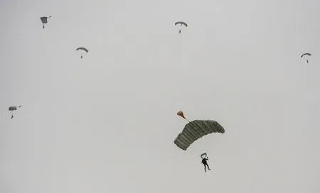 Более тысячи военнослужащих ВДВ одновременно десантировались на учениях под Рязанью