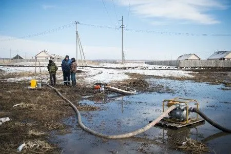 Специалисты с вертолета высчитывают запасы снега в горах Хакасии, где ожидается ухудшение паводковой ситуации