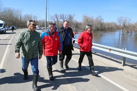 Станицу в Волгоградской области защитили от паводка, укрепив дамбу на реке