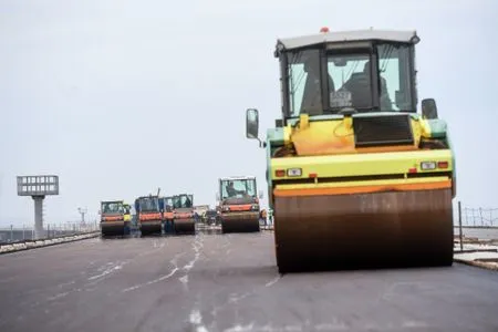 Асфальт уложили на автодорожной части моста через Керченский пролив