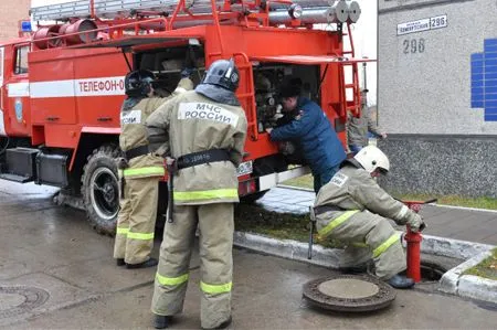 Пожар в автосервисе на юго-востоке Петербурга локализован