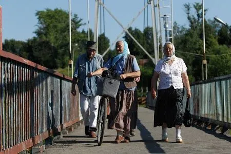 Пешеходный мост рухнул в реку в Свердловской области, проводится проверка