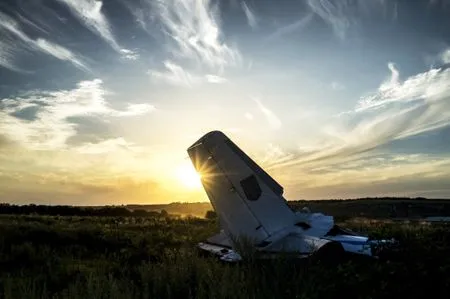 Следователи проводят проверку по факту падения легкомоторного самолета в Красноярском крае