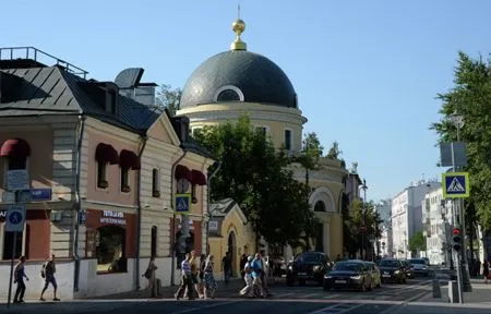 Движение по Большой Ордынке полностью перекрыто из-за провала проезжей части