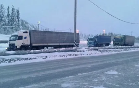 Военно-грузинская дорога закрыта для всех видов транспорта из-за снегопада в Грузии