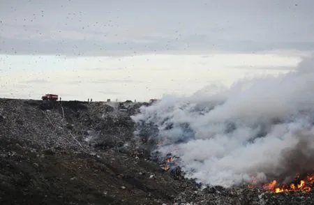 Мусорный полигон горит уже неделю в курском Железногорске