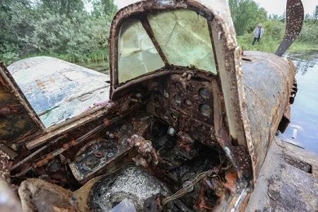 Поисковики нашли в Новгородской области советский штурмовик времен войны с останками летчика