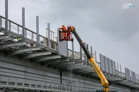 Шумозащитные экраны ставят на железнодорожной части моста в Крым