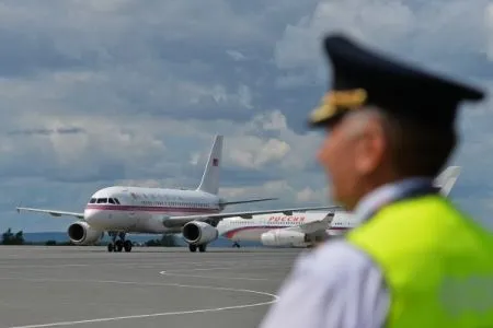 Посадившим в Уфе самолет с горящим двигателем летчикам вручили госнаграды