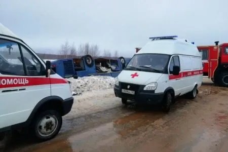 Автобус перевернулся в кювет в Чувашии, пять человек пострадали