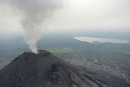 Шлейф пепла из вулкана Карымский на Камчатке протянулся на пару десятков километров