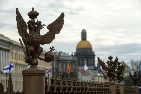 Власти Петербурга помогут погасить долги семье псковской девочки, написавшей президенту