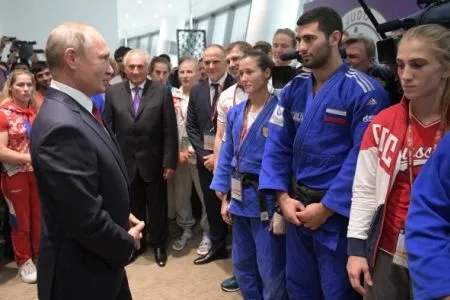 Путин поручил включить вопросы развития массового спорта в ряд нацпроектов