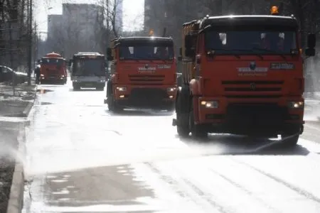 Петербург к майским праздникам очистят 200 пылесосов и 300 подметальных машин