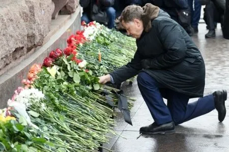 Петербуржцы принесли цветы к метро "Технологический институт" во вторую годовщину теракта