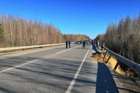 Движение ограничено на автодороге в ХМАО из-за частичного обрушения проезжей части