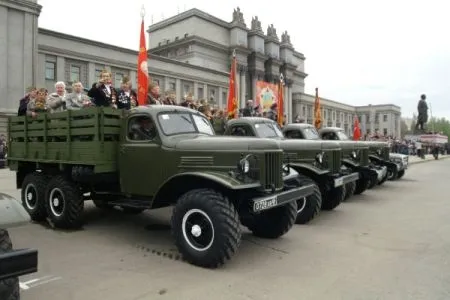 В Самаре провели мини-парады для ветеранов, которые не смогут прийти на Парад Победы