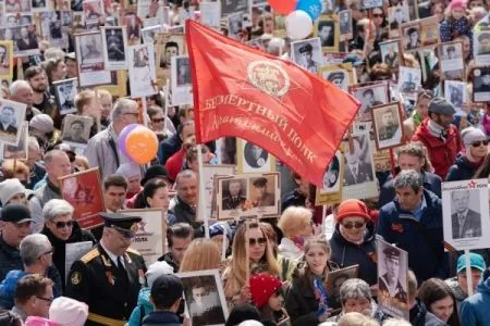 Жители Поволжья отмечают День Победы парадами, концертами и шествиями "Бессмертного полка"