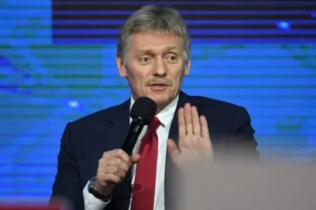 Песков: закон об оскорблении госсимволов не нуждается в корректировке