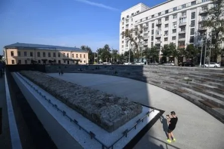 Хохловскую площадь в центре Москвы закрыли на "дополнительный ремонт"