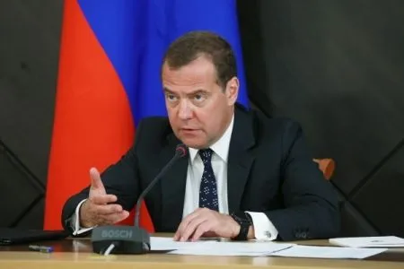 Медведев призвал не "показывать пальцем наверх" в вопросе борьбы с пожарами