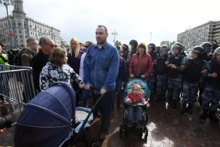 Бунимович просит прокурора Москвы разъяснить основания для лишения родительских прав двух участников митинга