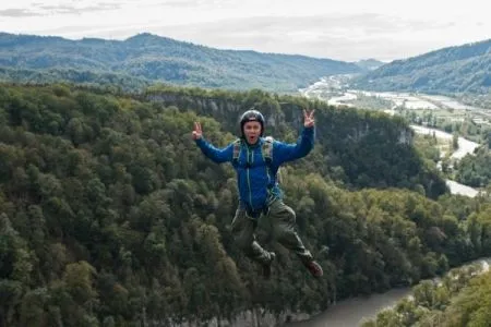 Лучшие бейсджамперы соревнуются в прыжках с высоты 3 тыс. метров в Ингушетии