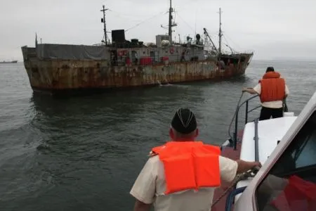 Приморские пограничники во время тайфуна задержали более 150 иностранных рыбаков-браконьеров