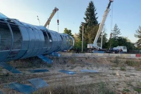 Грузовик обрушил пешеходный мост и перекрыл трассу в Подмосковье