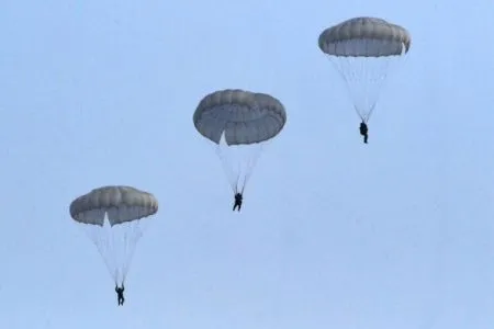 Под Псковом десантировали более 200 военнослужащих ВДВ