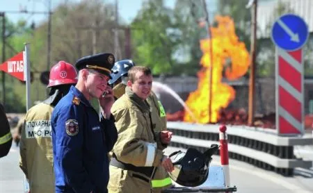 Пожарные потушили трехметровый столб пламени на газопроводе в Уфе