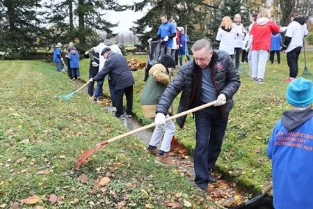 Петербургские школьники вместе с ветеранами провели субботник на Пискаревке