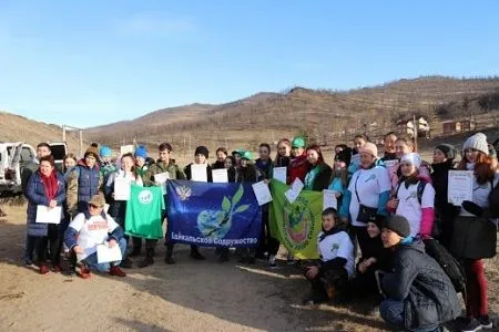 Добровольцы вручную собирали опасного вредителя на берегу Байкала