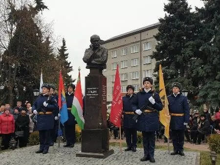 Памятник Владимиру Зельдину открыли в Мичуринске