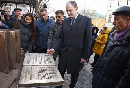 Памятник толковому словарю Даля установили в Оренбурге