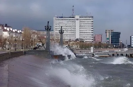 Режим ЧС введен в Новороссийске из-за урагана, занятия в школах отменены