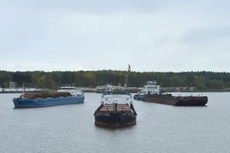 Два сухогруза сели на мель в Ростовской области из-за снижения уровня воды в реке Дон