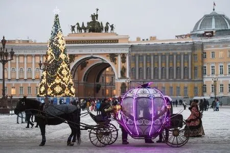 Новогодний Петербург востребован у туристов меньше Москвы из-за высоких цен