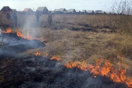 Более 3 га сухой травы горит в горах Карачаево-Черкесии