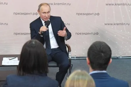 Путин: предложение поправить Конституцию РФ не связано с продлением полномочий президента