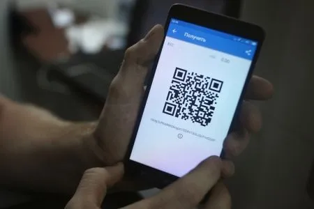 Страдающим потерей памяти жителям Кировской области выдадут значки с QR-кодом