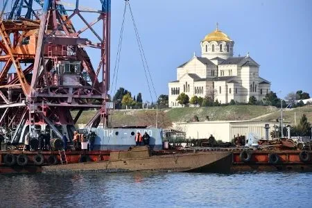 Затонувший в годы войны торпедный катер поднят со дна моря в Севастополе